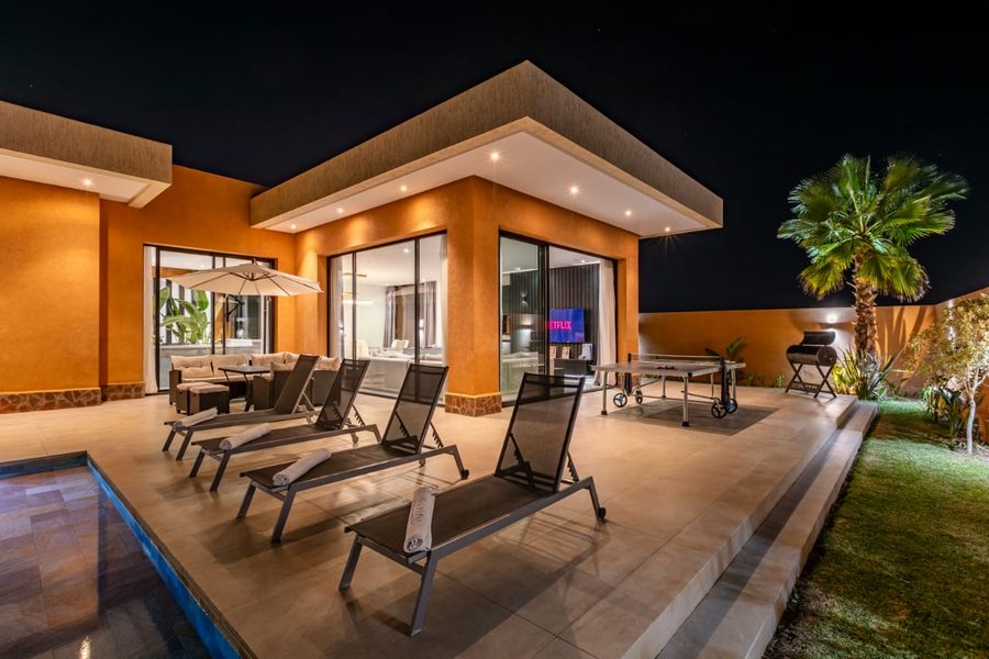 Terrasse et transats au bord de la piscine